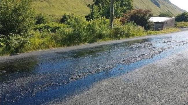 Talán azt hiszed, hogy vizes ez az aszfalt, pedig nem. Csak megolvadt.