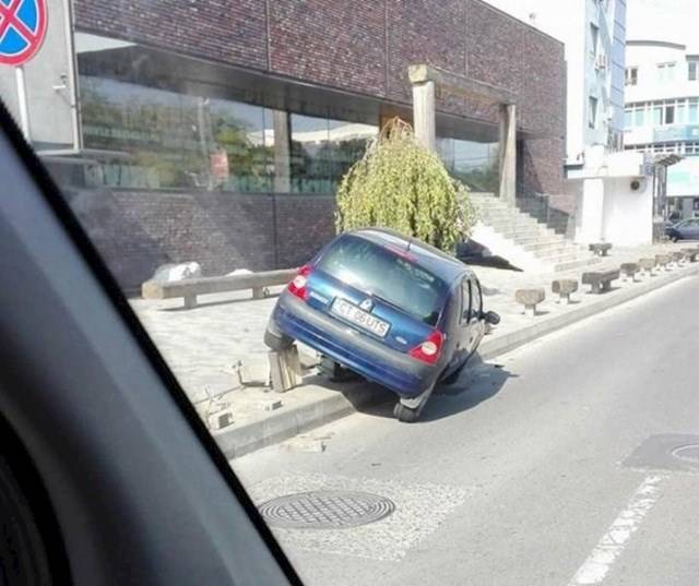 Biztos nem vette észre a félméterenként odarakott hatalmas betonakadályokat.