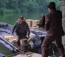 Az Indiana Jones és az utolsó kereszteslovag című filmben látható, ahogy egy fekete kéz kinyúl a ponyva alól és irányítani kezdi a csónakot.