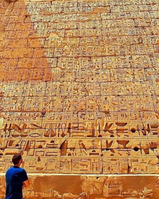 Hieroglifák a Medinet Habu templom falán - Luxor, Egyiptom.