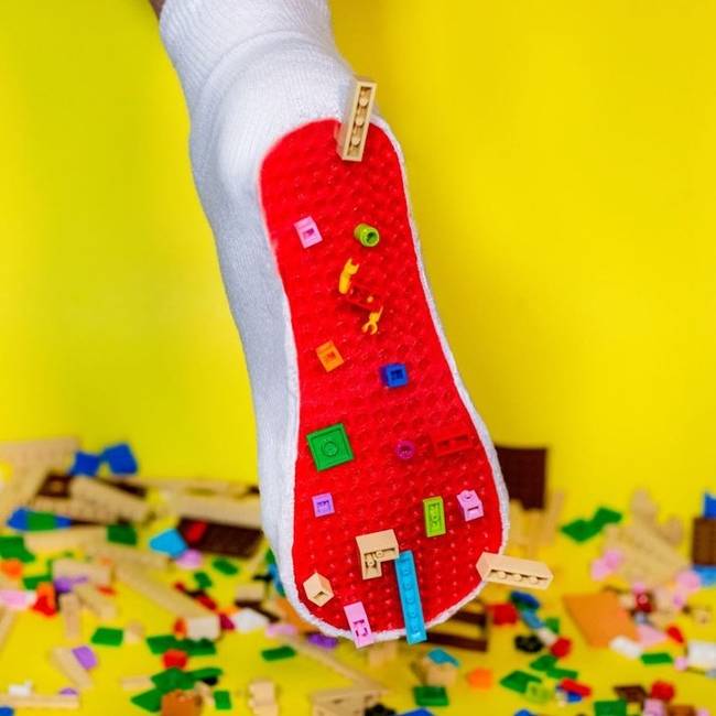 Többé nem okoz majd problémát a LEGO-ra lépés.