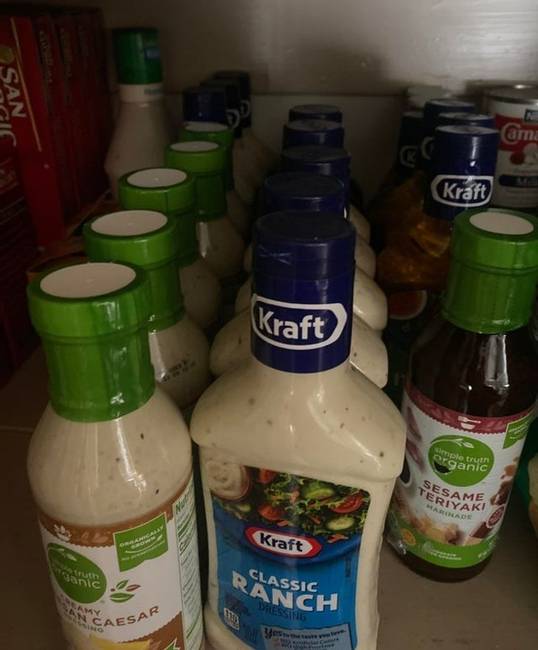 „A feleségem szeret akciós dolgokat vásárolni a jövőbeli használatra, még akkor is, ha ennyit sosem fogunk elhasználni. Jelenleg például több mint 30 üveg salátaöntetünk van, holott senki sem szereti nálunk a salátát."