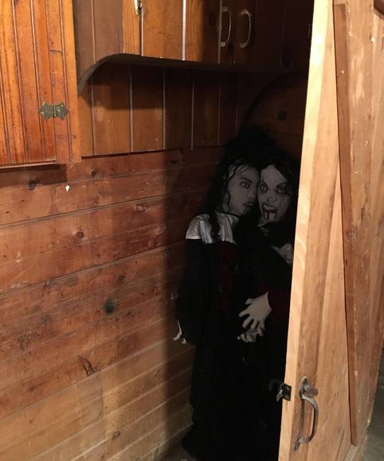 „A feleségem halloweeni díszeket rakott a pinceajtónkba. Most mehetek fehérneműt cserélni."