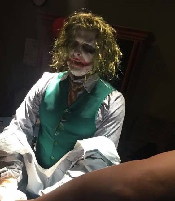 Jó orvosnak lenni azt jelenti, hogy Halloweenkor is készen kell állni rá, hogy esetleg le kell majd vezetni egy szülést.