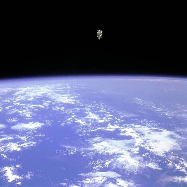 Bruce McCandless - az első űrhajós, aki biztosítókötél nélkül repült az űrben.