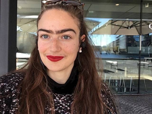 Mióta abbahagyta a társadalom által erőltetett normák iránti kényszeres megfelelést, sokkal nagyobb lett az önbizalma, és elutasítja az őt kritizáló, zárt gondolkodású embereket.