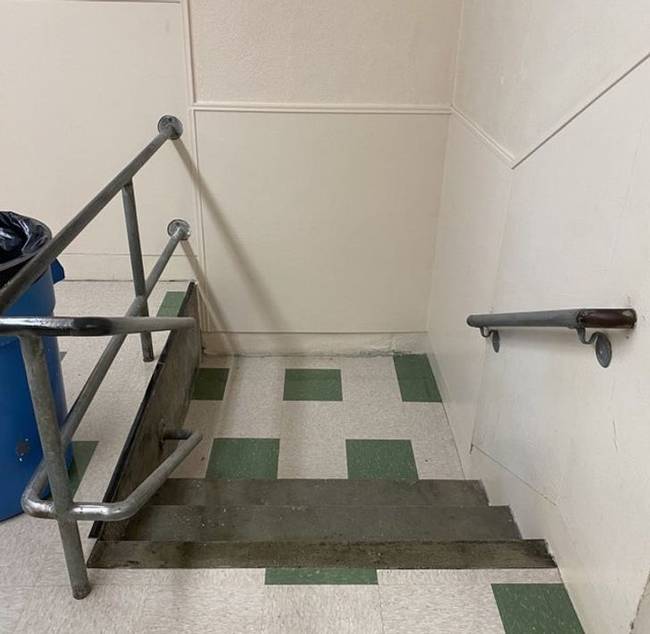 „Az iskolámban van egy lépcső, ami nem vezet sehova."