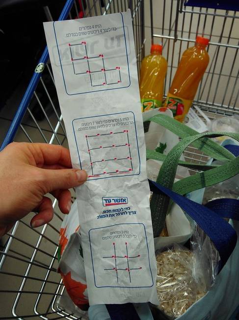 Izraelben rejtvényeket nyomtatnak a blokkok hátuljára.