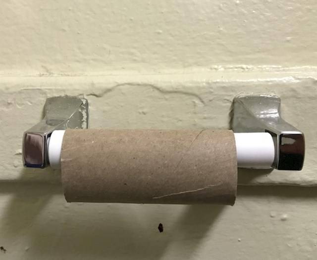 „Sietve rohantam WC-re a plázában, mert nagy vészhelyzet volt. Kis idő után oldalra néztem, és ez a látvány fogadott."