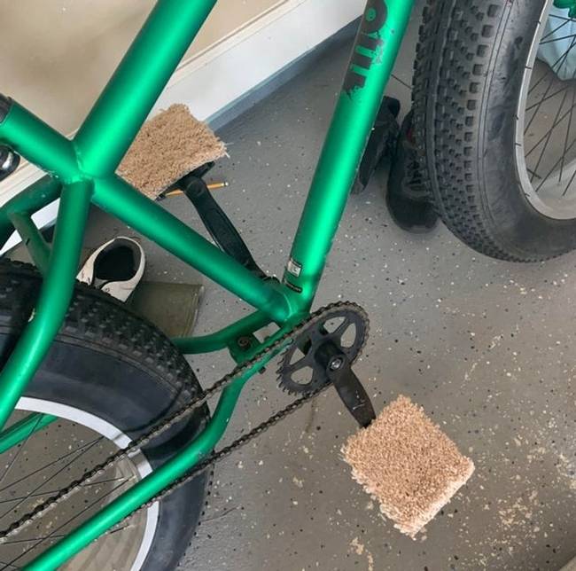 „A 12 éves fiam szőnyegdarabokat ragasztott a kerékpárjára, hogy mezítláb is tudjon tekerni."