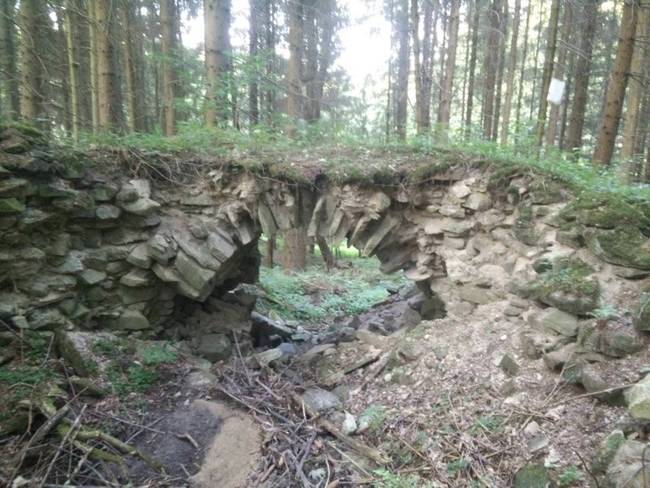 Egy elhagyatott, (nagyon) öreg híd az erdő közepén. Egykor itt nagy valószínűséggel valami patak-szerűség folyhatott.