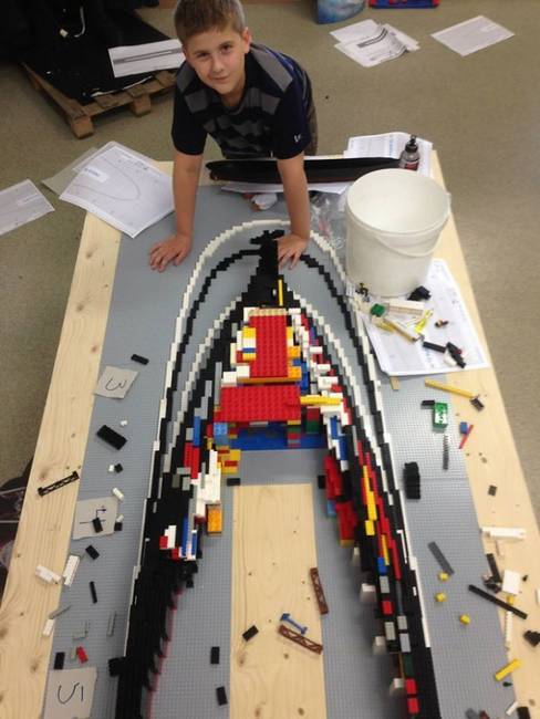 Egy autista kisfiú 56 ezer darab kockából építette fel a világ legnagyobb LEGO-Titanicját