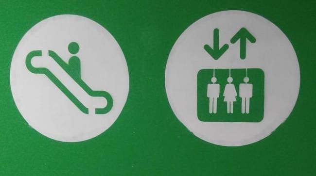 A mozgólépcső jelzés még csak-csak érthető, viszont a liftet szimbolizáló piktogram elég hátborzongatóra sikeredett.