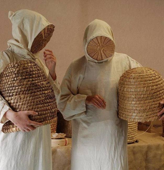 A középkori méhész-ruhák meglepően ijesztők voltak.