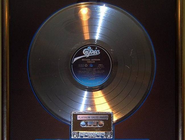 Platina: 1365 dollár / 28 gramm