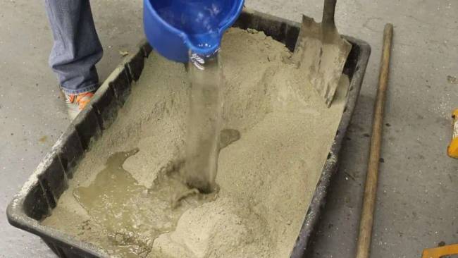 Vizet önteni a cementbe, vagy cementet szórni a vízbe? A hiba, ami miatt a beton veszít a szilárdságából