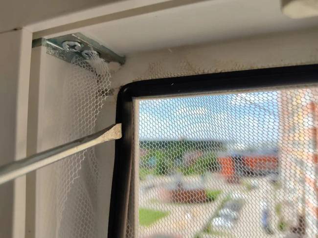 Megtanultam, hogyan kell a szúnyoghálót (keret nélkülit) bármilyen műanyag ablakra felfeszíteni. Csavarok és ragasztó nélkül.