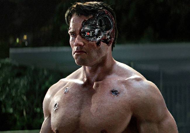 A „Terminátor” című film forgatása közben Arnold Schwarzenegger úgy ugrott ki ebédelni, hogy elfelejtette lemosni előtte a sminket az arcáról. Az étteremben dolgozók pánikrohamot kaptak, mivel nem volt szeme, ki volt akadva az állkapcsa és meg volt égve a bőre.
