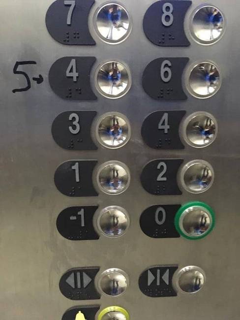 - Először beszereltük a gombokat a liftbe, csak aztán gondolkodtunk.