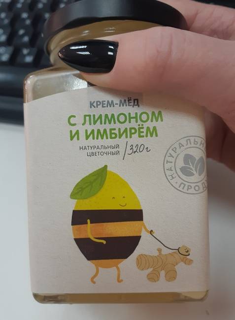 Egy citrom, méh jelmezben egy gyömbért sétáltat.