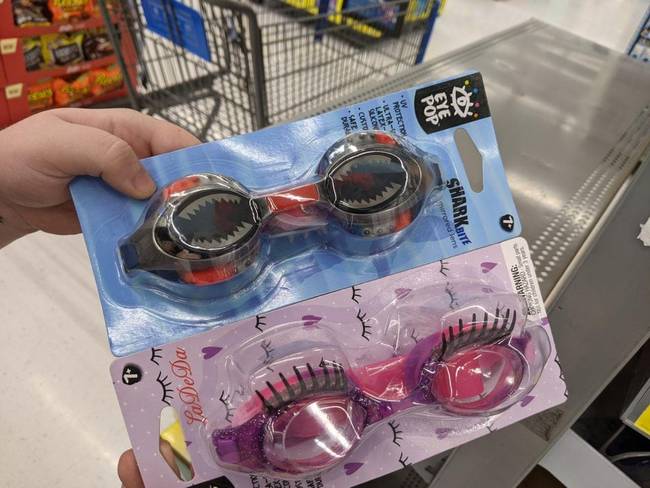 Ó igen, csak két dologra vágynak a gyermekek: cápa és szempilla.