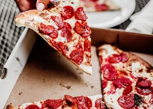 Szalámis pizza