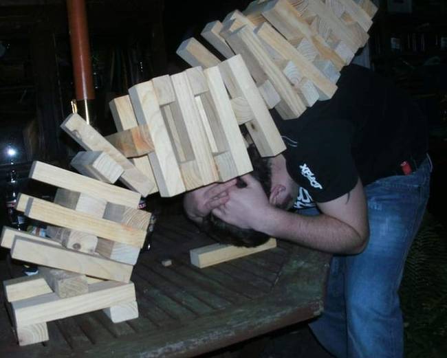 Az óriás Jenga-parti elvesztésének pillanata.