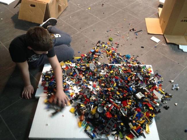 Egy autista kisfiú 56 ezer darab kockából építette fel a világ legnagyobb LEGO-Titanicját