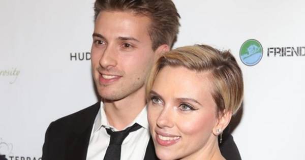 Ő Hunter Johansson - Scarlett Johansson ikertestvére.