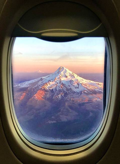 Az oregoni Mount Hood rétegvulkán egy repülőgép ablakából.