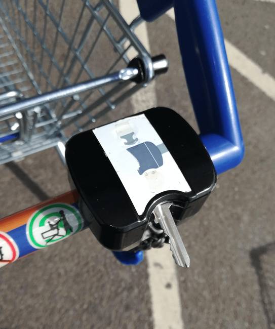 Nincs érméd, amit beleraknál a bevásárlókocsiba? Használj helyette kerekített fejű kulcsot!