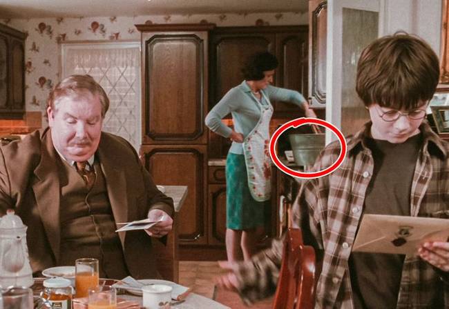 Azt gondolhatnánk, hogy Petunia néni valamilyen ételt főz ebben a jelenetben, pedig aki olvasta az első könyvet, az tudja, hogy valójában befesti Dudley régi ruháit, hogy Harry hordhassa őket az iskolában.