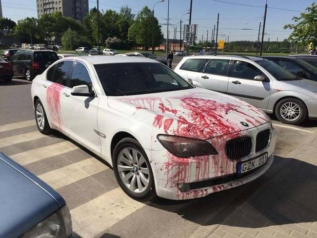 Félig a zebrára, félig a mozgássérült parkolóra parkolt, ezért valaki úgy döntött, hogy egy kis málnalekvárral locsolja meg az év legforróbb napján.