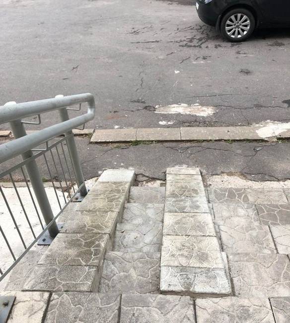 Annak ellenére, hogy ez egy kerekesszékes és babakocsis rámpa, nagyon meredek és egy indokolatlanul szűk járdára vezet.