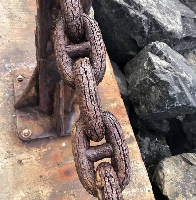 Ez a lánc olyan régi és rozsdás, hogy úgy néz ki, mintha fából lenne.