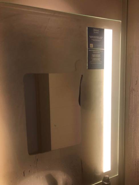 „A hotel fürdőszobájában a tükör közepe sosem párásodik be."