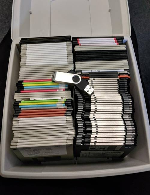 130 megabájtnyi hajlékony lemez, és 140 gigabájtnyi flash meghajtó.