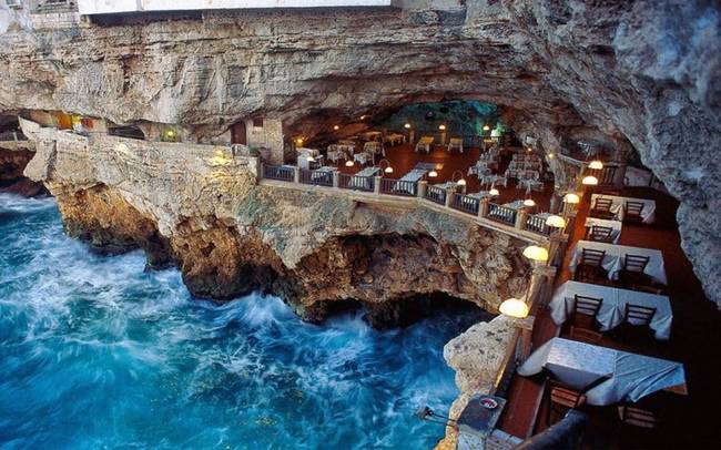 A Grotta Palazzese szálloda étterme (Bari, Olaszország)