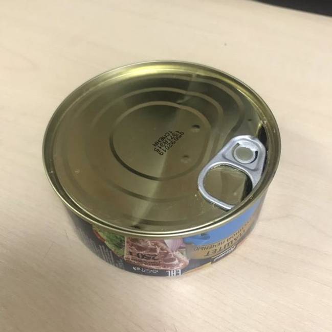 Tudtad, hogy ha elfordítod a konzervdoboz fülét, akkor a fedél szorosan illeszkedik a perem alá, és így sokáig nem romlik meg vagy szárad ki a benne tárolt étel?