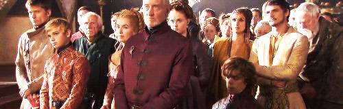 Vajon miért van Jaime Lannister (bal oldalt) kezében egy pohár kávé az esküvőn?