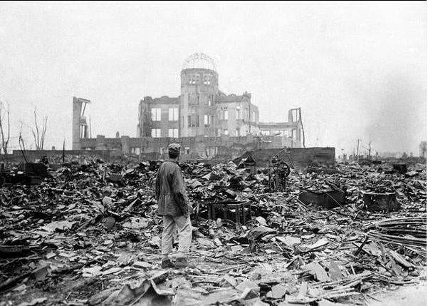 Hirosima, Japán - 1945-ben. A képet egy helyszínre érkező katonai tudósító készítette, akit sokkoltak a látottak.