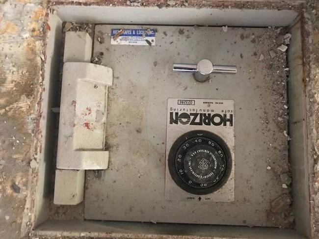 „A szüleim lecserélték a csempét a konyhájuk padlóján, és egy padlóba rejtett széfre bukkantak. Sajnos üres volt."