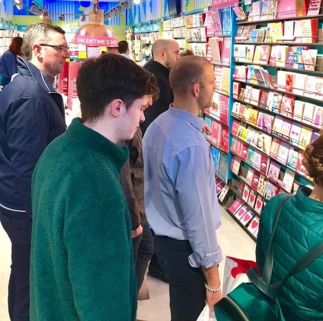 Férfiak a Valentin-nap sötét és rideg rengetegében.