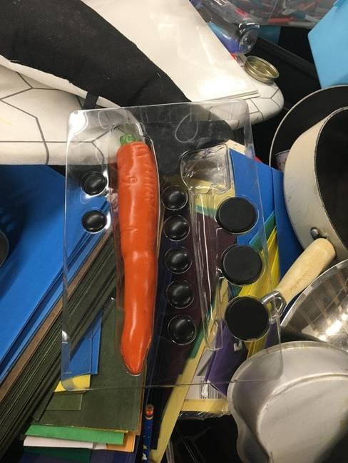„Nem igazán értem, hogy mire szolgálnak ezek a különböző méretű fekete gombok, illetve, hogy miért van benne egy műanyag sárgarépa."