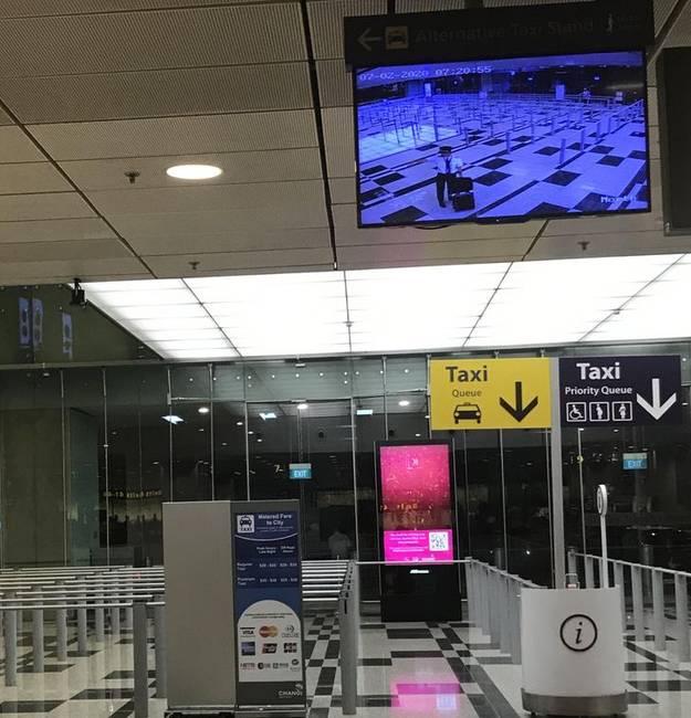 „Találtam egy TV-t a repülőtéren, ami a reptér másik oldalán található taxiállomáshoz vezető sort mutatja, hogy az utazók meg tudják nézni, melyik oldalon kisebb a sor."