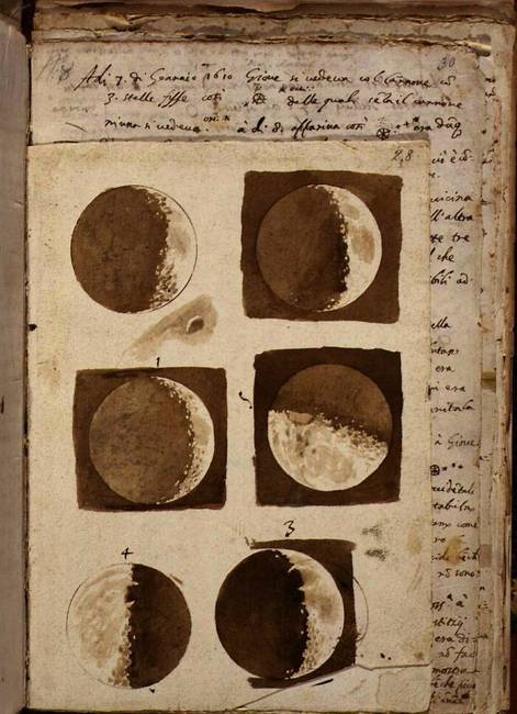 Ma már mindenki tudja, hogy néz ki a Hold, Galileo Galilei azonban 1609-ben egy távcső segítségével tett megfigyelések alapján rajzolta le. Külön érdekesség, hogy a fizikus már akkor tudta, hogy a Holdnak létezik egy úgynevezett sötét oldala.