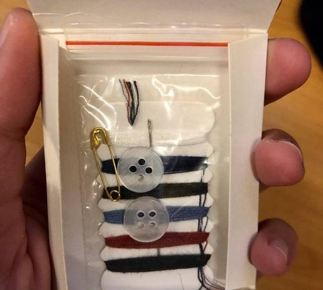 „Egy osztrák szálloda szobájában találtam ezt a kis varrókészletet."