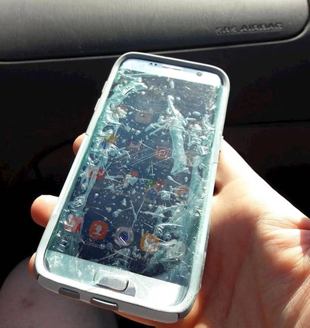 „Anyám szerint rossz a telefonja képernyője. Valójában soha nem szedte le még róla a képernyővédő fóliát."