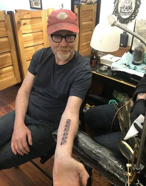 Az "Állítólag...” című sorozatból ismert Adam Savage megunta, hogy sosincs kéznél vonalzó, amikor kellene, úgyhogy tetováltatott egyet magára.