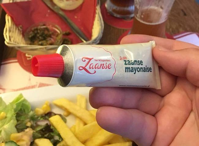 A majonézt ragasztószerű tubusokban árulják.
